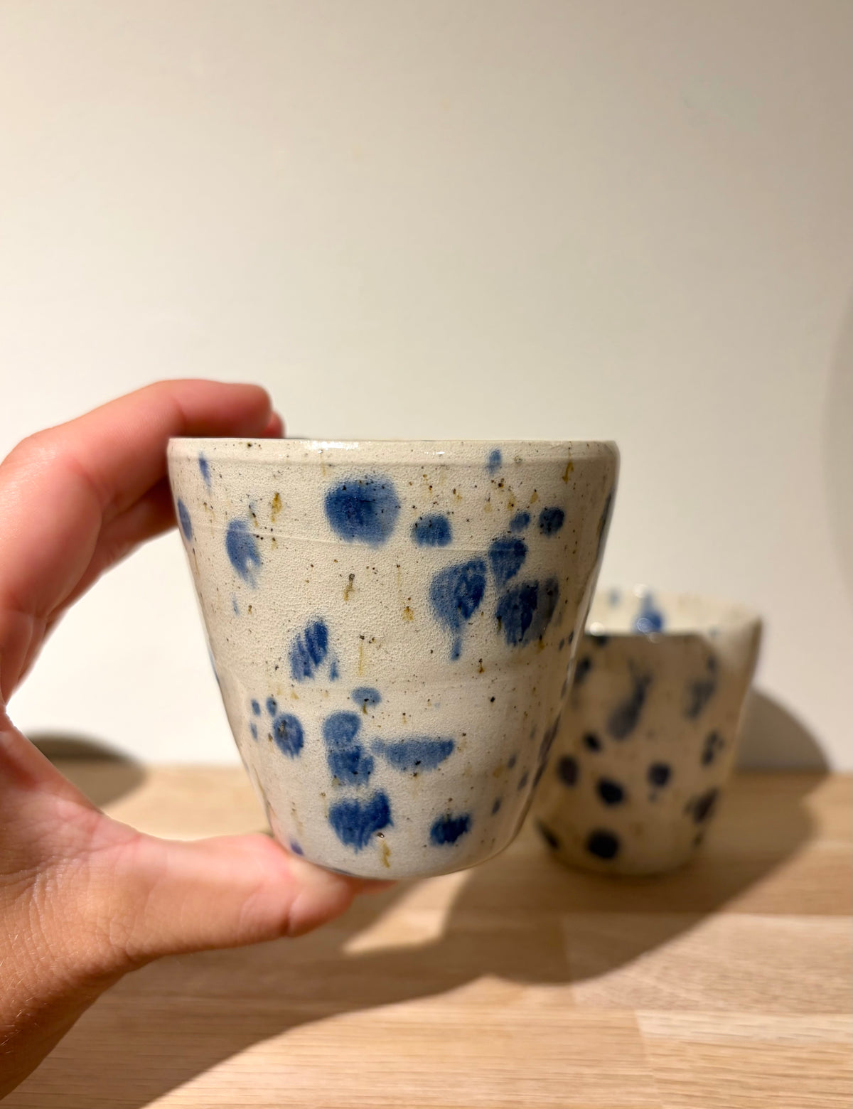Kaffekopp utan öra blåprickig