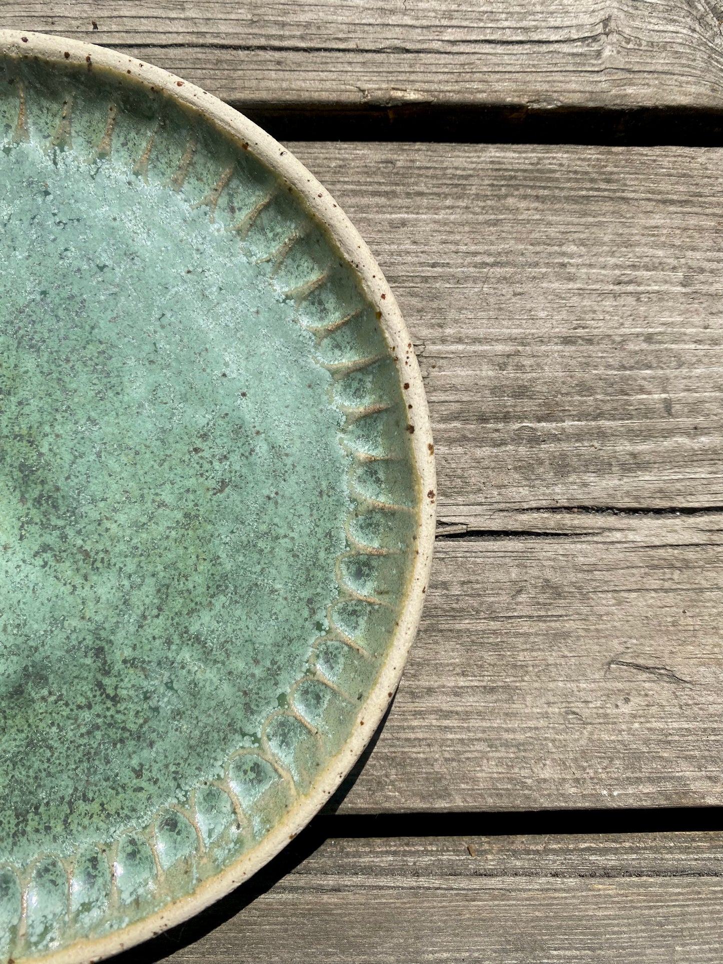 Litet fat med mönstrad kant