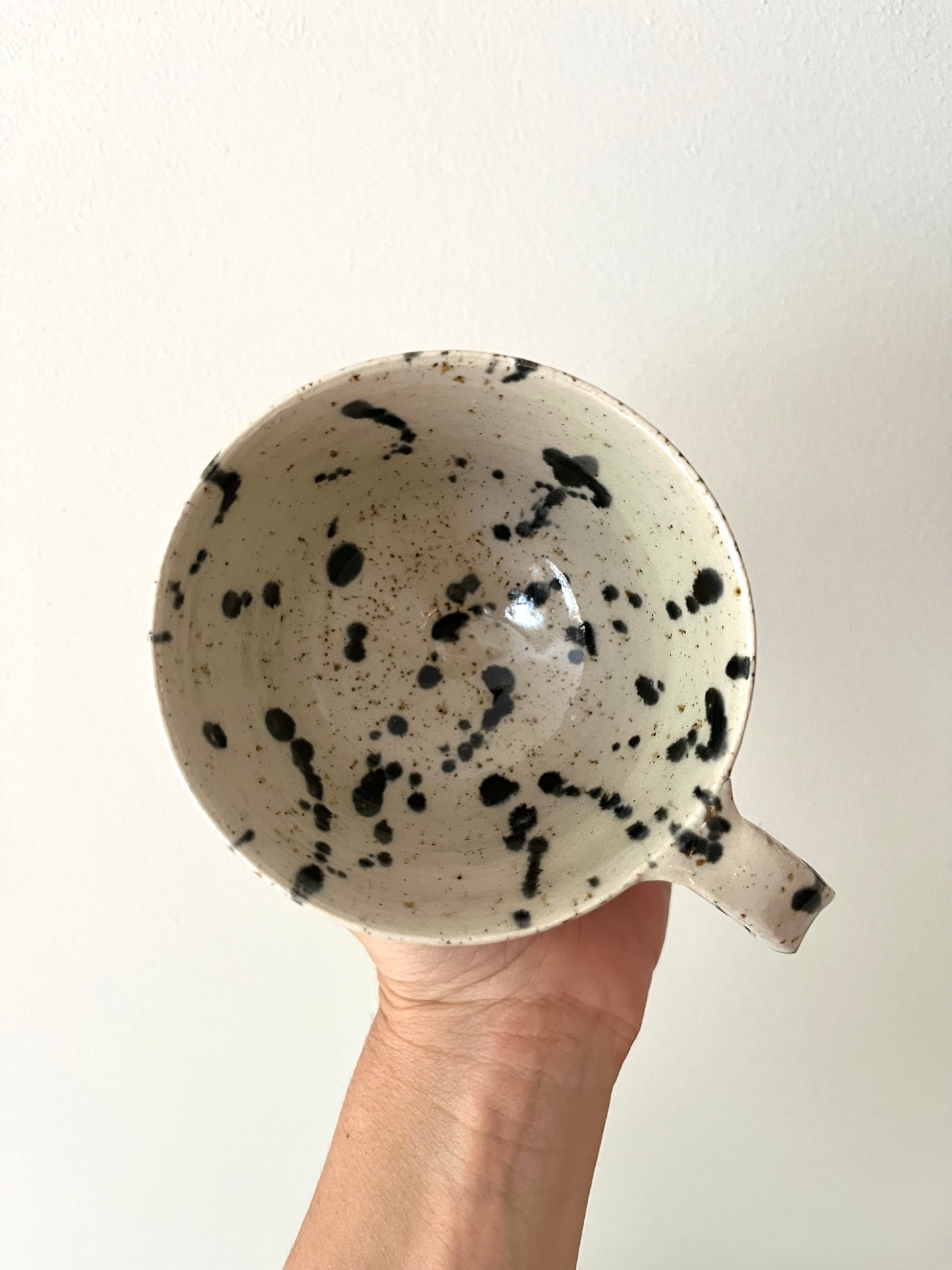 Kaffekopp med öra prickig