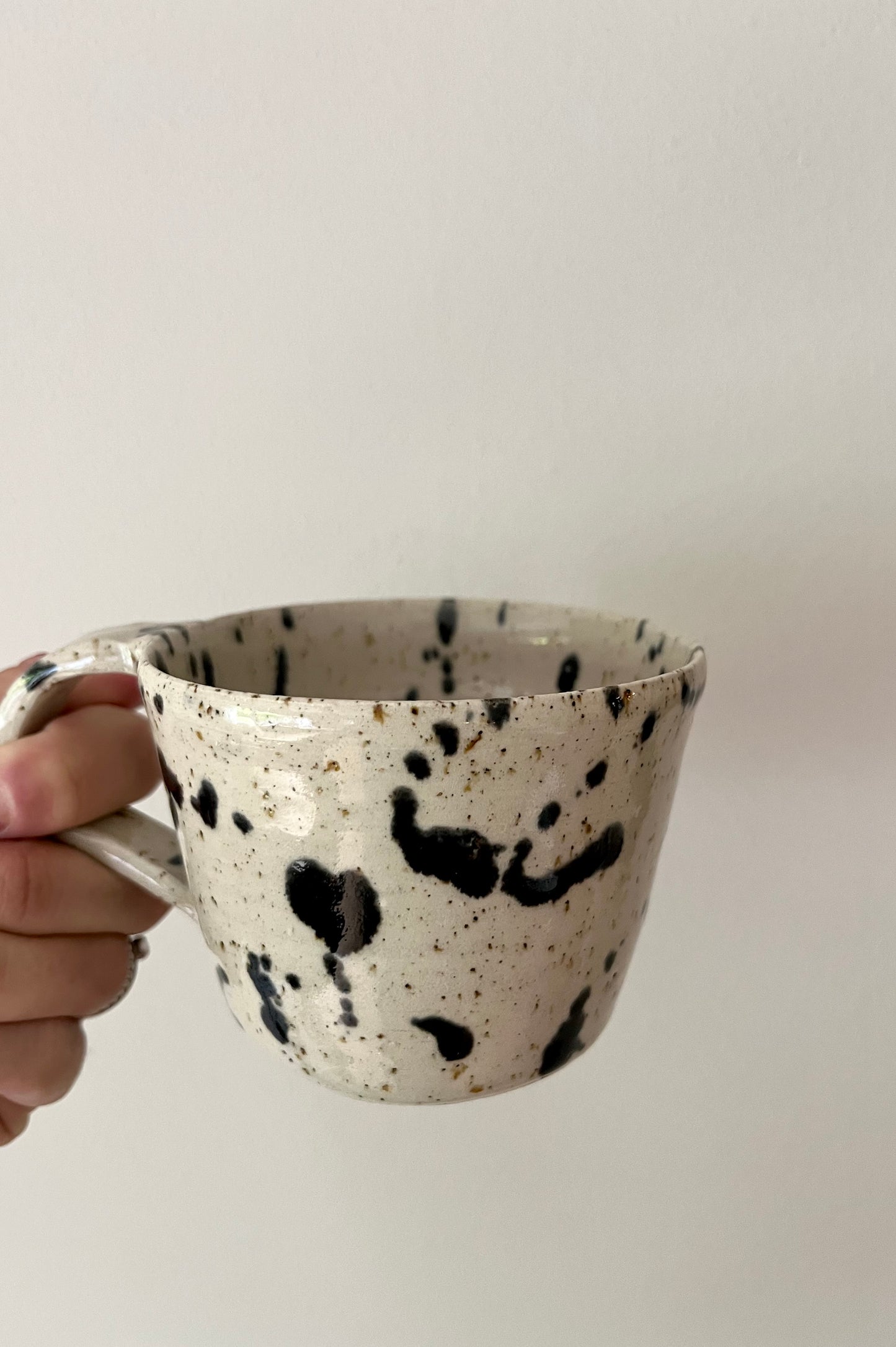 Kaffekopp med öra prickig